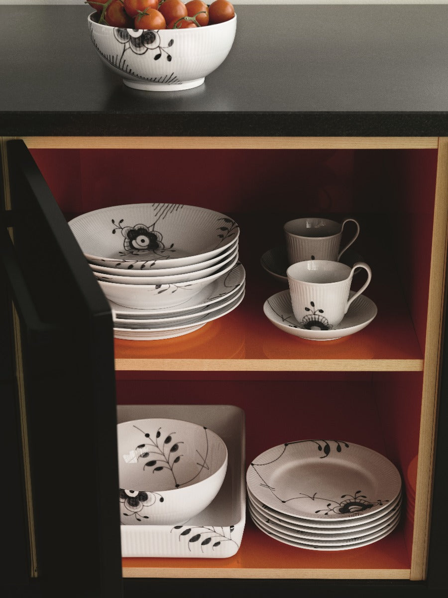 Royal Copenhagen Sort Mega riflet tallerken - 19 cm. - Bahne